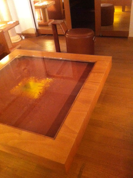 Table basse 212 x 212 cm / verre central et pigment cuivre dessous